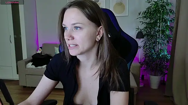 Snapshot of alexa_feels_ chatting on 05.09.26 alexa feels online show from 05.09.26