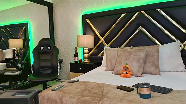 SophieWinsloow online show from 10.22.25