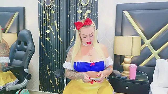 SophieWinsloow online show from 04.17.26