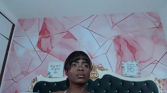 Snapshot of LindaBird chatting on 11.02.25 LindaBird online show from 11.02.25