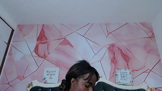 Snapshot of LindaBird chatting on 11.03.25 LindaBird online show from 11.03.25