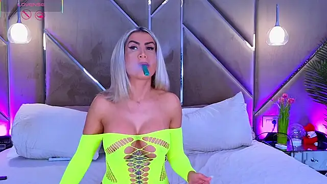 Snapshot of Lellie__ chatting on 10.11.25 Lellie online show from 10.11.25