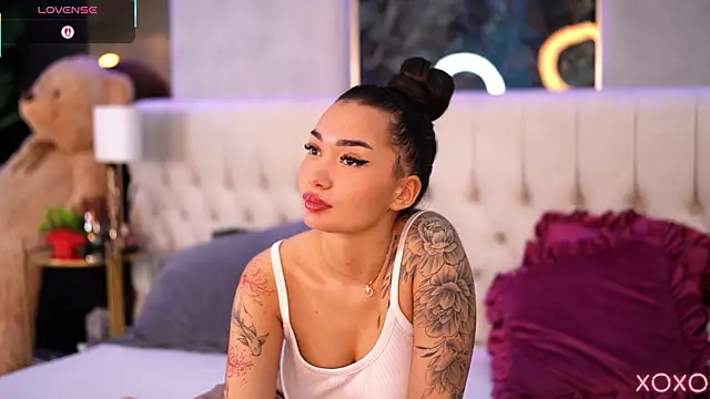 Snapshot of SashaFerrera chatting on 10.29.25 SashaFerrera online show from 10.29.25