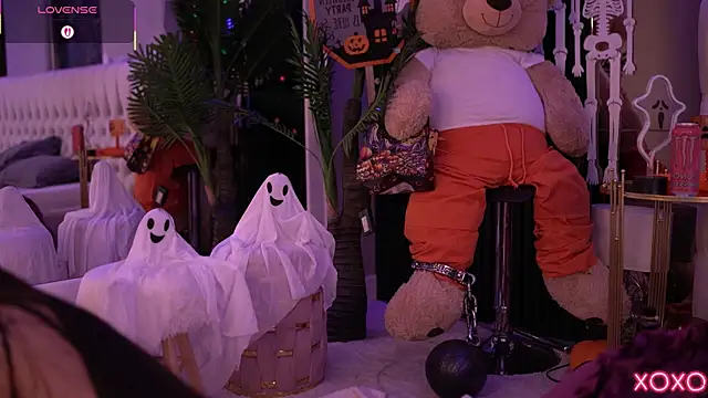 Snapshot of SashaFerrera chatting on 10.31.25 SashaFerrera online show from 10.31.25