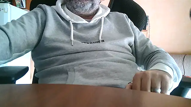 Snapshot of lanata chatting on 03.10.25 lanata online show from 03.10.25