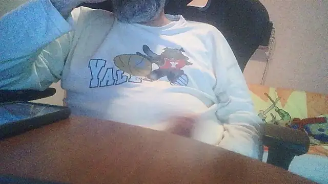 Snapshot of lanata chatting on 10.24.25 lanata online show from 10.24.25