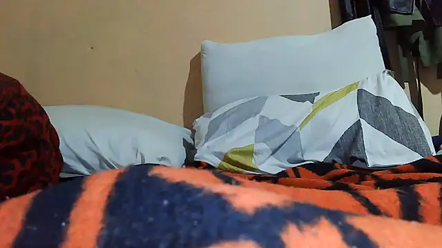 Snapshot of 01applebottom chatting on 10.22.25 01applebottom online show from 10.22.25