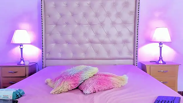 Snapshot of emily_jk chatting on 10.04.25 emily jk online show from 10.04.25