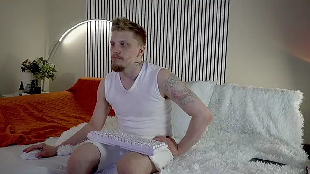 Snapshot of Saint_Vicious chatting on 10.01.25 Saint Vicious online show from 10.01.25