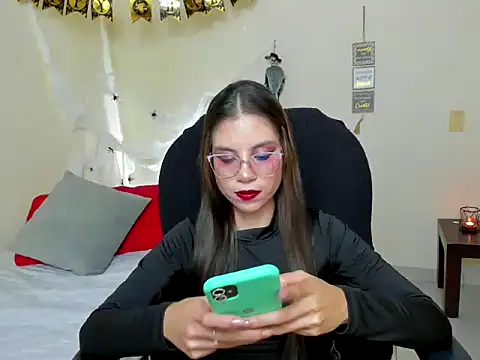 Snapshot of veronicamiller22 chatting on 10.31.25 veronicamiller22 online show from 10.31.25