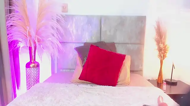 Snapshot of MiaHertz chatting on 03.12.25 MiaHertz online show from 03.12.25