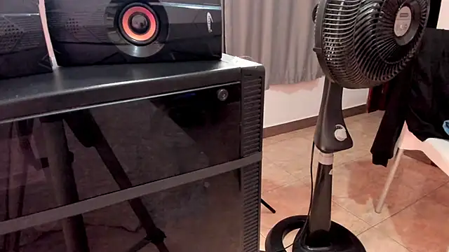 Snapshot of MiaHertz chatting on 03.15.25 MiaHertz online show from 03.15.25