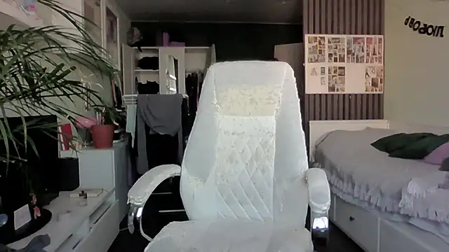 Snapshot of MollyBer chatting on 02.18.26 MollyBer online show from 02.18.26