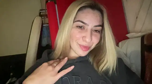 Snapshot of sarrah_rossy chatting on 02.19.25 sarrah rossy online show from 02.19.25
