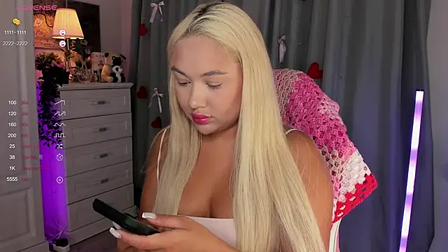 Snapshot of _Loneve__ chatting on 03.28.26 Loneve online show from 03.28.26