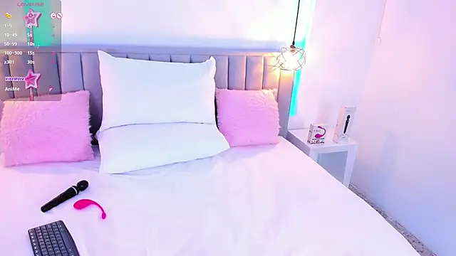 Snapshot of isolari_ chatting on 12.10.24 isolari online show from 12.10.24