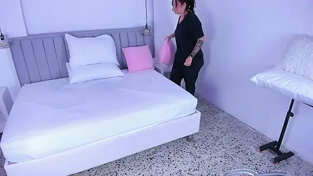 Snapshot of isolari_ chatting on 12.12.24 isolari online show from 12.12.24