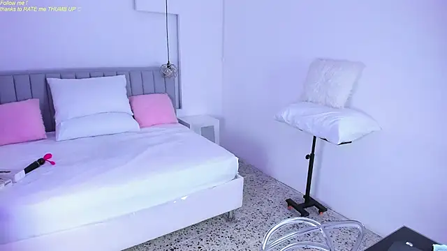 Snapshot of isolari_ chatting on 12.13.24 isolari online show from 12.13.24