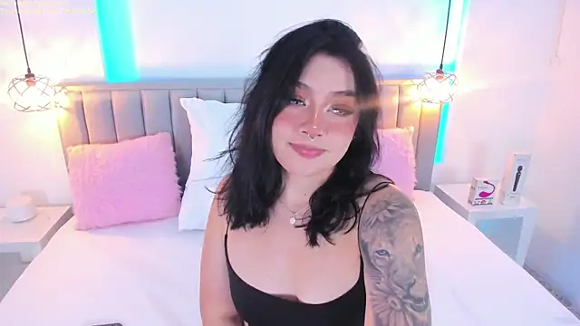 Snapshot of isolari_ chatting on 12.27.24 isolari online show from 12.27.24