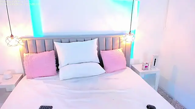 Snapshot of isolari_ chatting on 12.29.24 isolari online show from 12.29.24