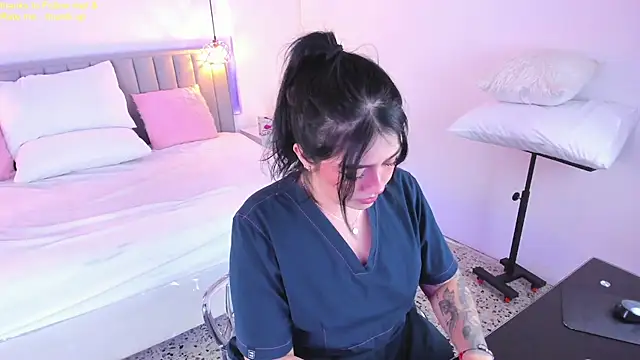 Snapshot of isolari_ chatting on 01.08.25 isolari online show from 01.08.25