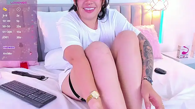 Snapshot of isolari_ chatting on 01.08.25 isolari online show from 01.08.25