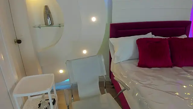 Snapshot of isolari_ chatting on 02.10.25 isolari online show from 02.10.25