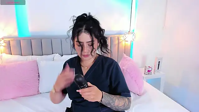 Snapshot of isolari_ chatting on 02.14.25 isolari online show from 02.14.25