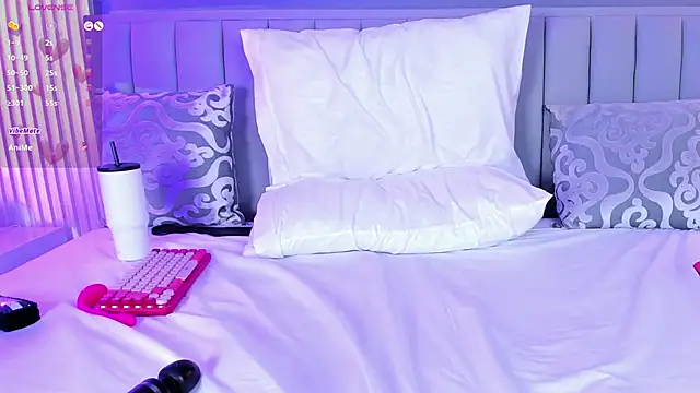 Snapshot of isolari_ chatting on 03.23.25 isolari online show from 03.23.25