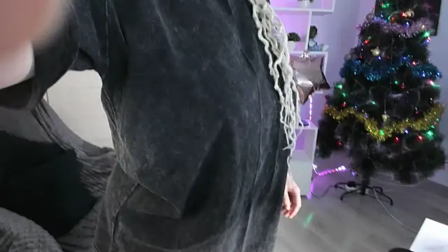 Snapshot of HoneySallyMoore chatting on 12.21.24 HoneySallyMoore online show from 12.21.24