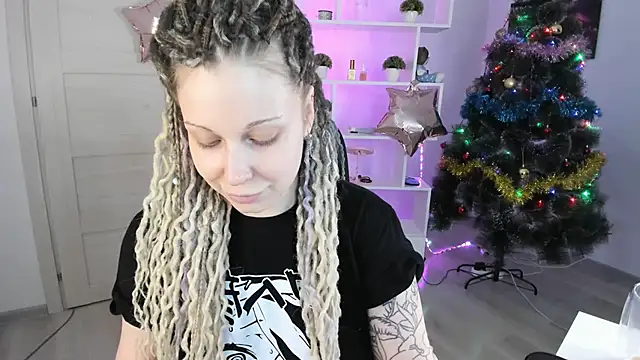 Snapshot of HoneySallyMoore chatting on 12.21.24 HoneySallyMoore online show from 12.21.24