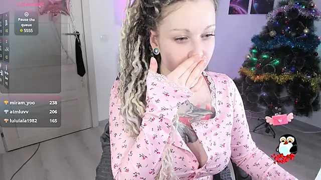 Snapshot of HoneySallyMoore chatting on 01.01.25 HoneySallyMoore online show from 01.01.25