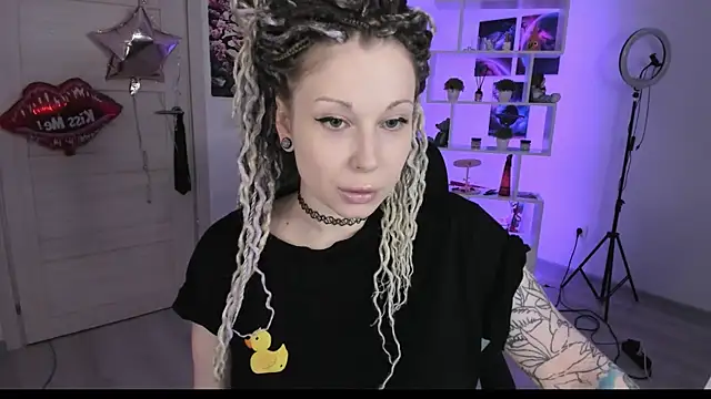 Snapshot of HoneySallyMoore chatting on 09.25.25 HoneySallyMoore online show from 09.25.25