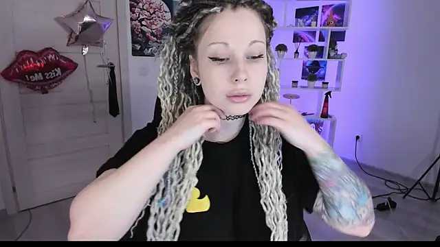 Snapshot of HoneySallyMoore chatting on 09.28.25 HoneySallyMoore online show from 09.28.25