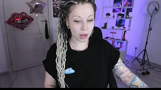 Snapshot of HoneySallyMoore chatting on 10.04.25 HoneySallyMoore online show from 10.04.25