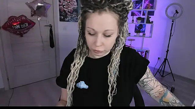 Snapshot of HoneySallyMoore chatting on 10.10.25 HoneySallyMoore online show from 10.10.25