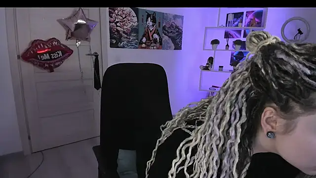 Snapshot of HoneySallyMoore chatting on 10.18.25 HoneySallyMoore online show from 10.18.25