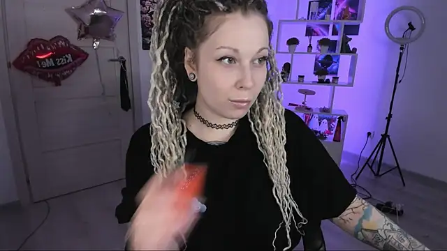 Snapshot of HoneySallyMoore chatting on 10.22.25 HoneySallyMoore online show from 10.22.25