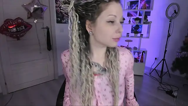 Snapshot of HoneySallyMoore chatting on 11.09.25 HoneySallyMoore online show from 11.09.25