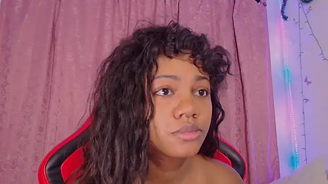 Snapshot of Daphnewalker__ chatting on 12.18.25 Daphnewalker online show from 12.18.25