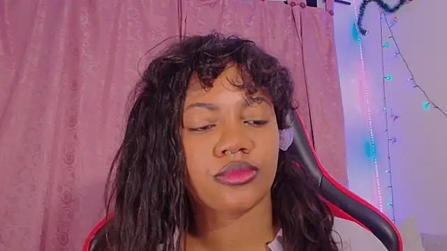 Snapshot of Daphnewalker__ chatting on 12.19.25 Daphnewalker online show from 12.19.25