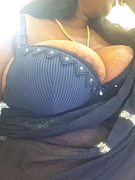 Snapshot of SX-JUHI chatting on 11.07.25 SX-JUHI online show from 11.07.25