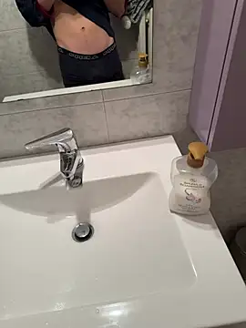 Snapshot of Manuhot001 chatting on 02.14.25 Manuhot001 online show from 02.14.25