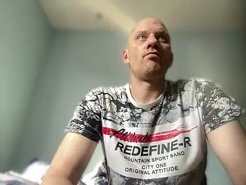 Snapshot of Krzysiekg123 chatting on 02.19.25 Krzysiekg123 online show from 02.19.25