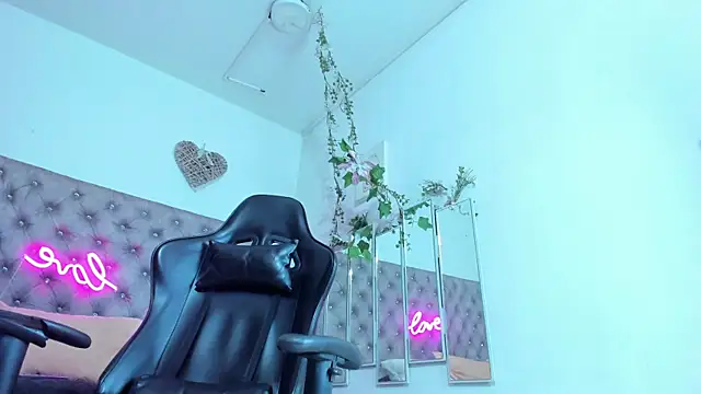 Naomii Viper online show from 11.19.25