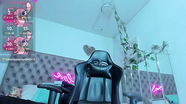 Naomii Viper online show from 12.01.25