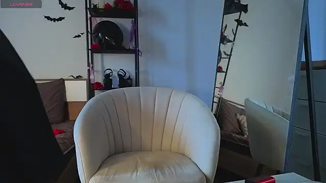 Snapshot of Bella__Faith chatting on 10.31.25 Bella Faith online show from 10.31.25