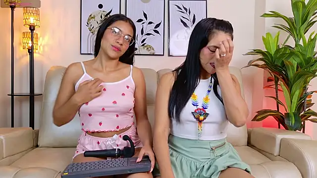 Snapshot of mom_teachsex chatting on 10.08.25 mom teachsex online show from 10.08.25