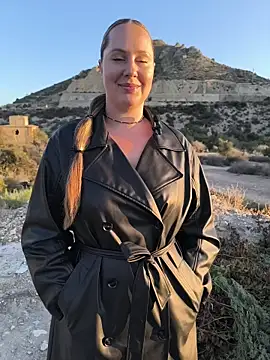 Snapshot of Mona_Plus chatting on 10.18.25 Mona Plus online show from 10.18.25