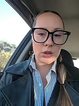 Snapshot of Mona_Plus chatting on 11.12.25 Mona Plus online show from 11.12.25